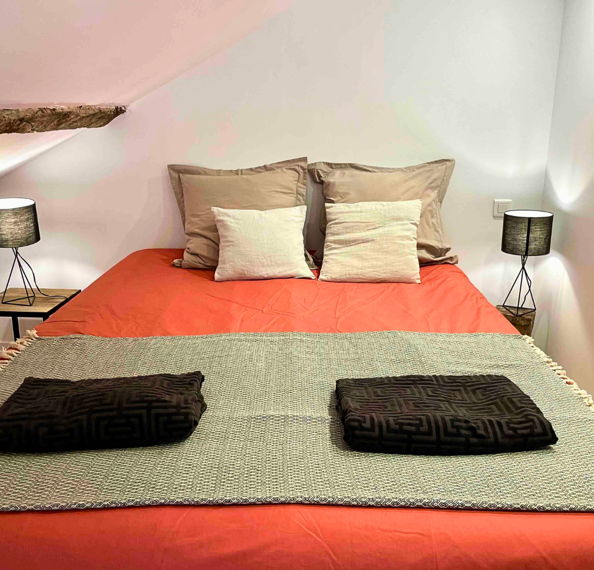 lit double dans la chambre 1
