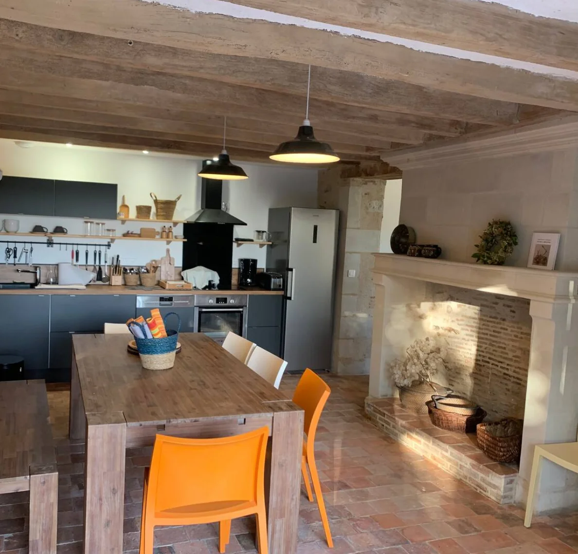 Cuisine entièrement équipée avec four, réfrigérateur, lave-vaisselle et coin repas.